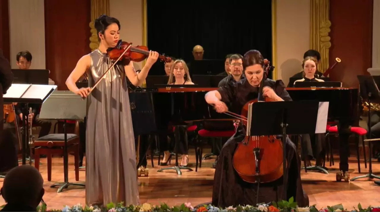 «AruSora» триосы Астанада өнер көрсетті