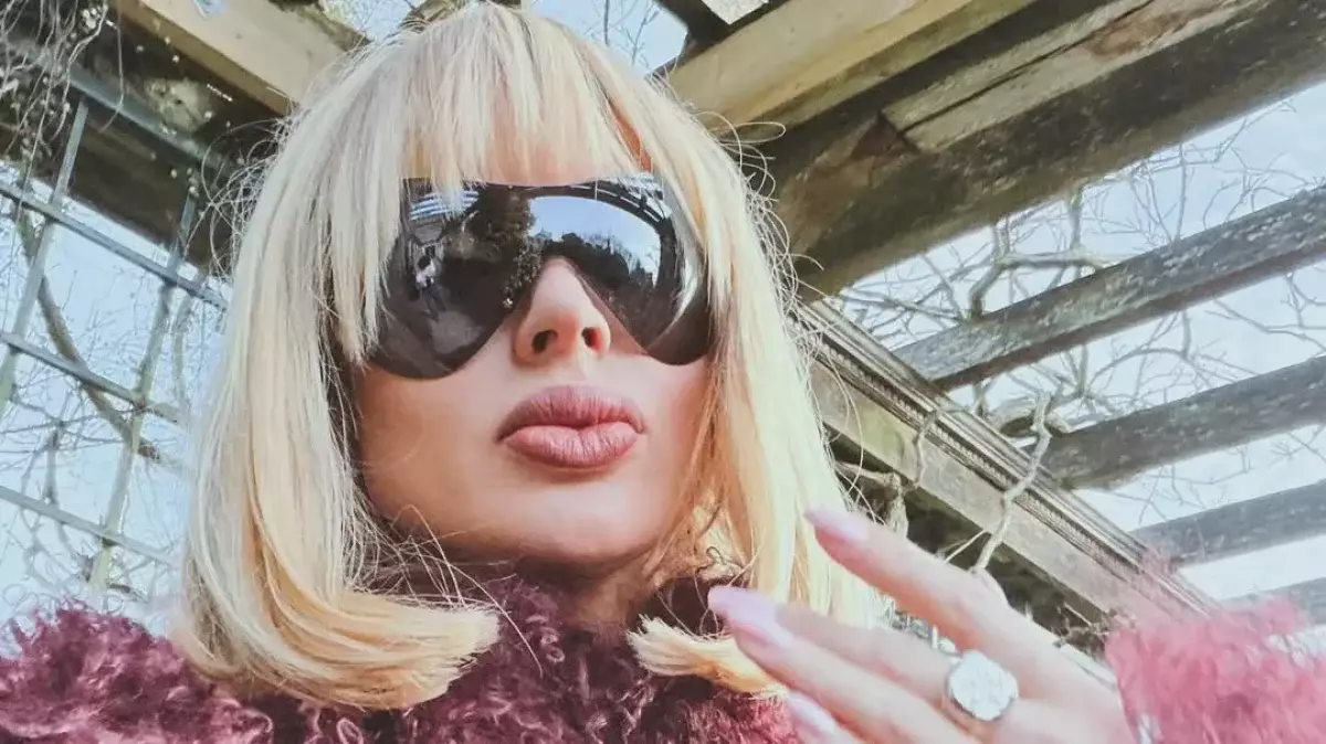 Казахстанцы в Семее восхитили Светлану Лободу, устроив ей концерт прямо в аэропорту