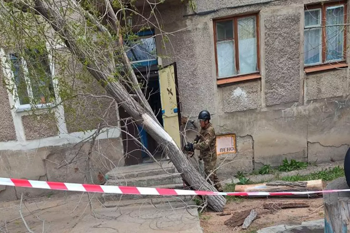 Ураганный ветер сорвал крыши домов и школы в Карагандинской области