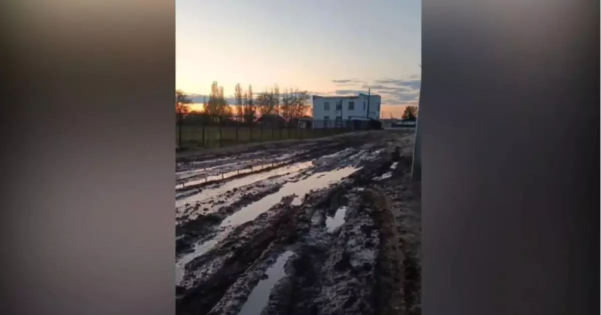  «Балалар мектепке бара алмай отыр»: Атырау облысындағы ауылда жол жоқ 