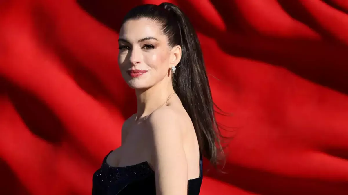 Фанат подарил Коран актрисе Энн Хэтэуэй