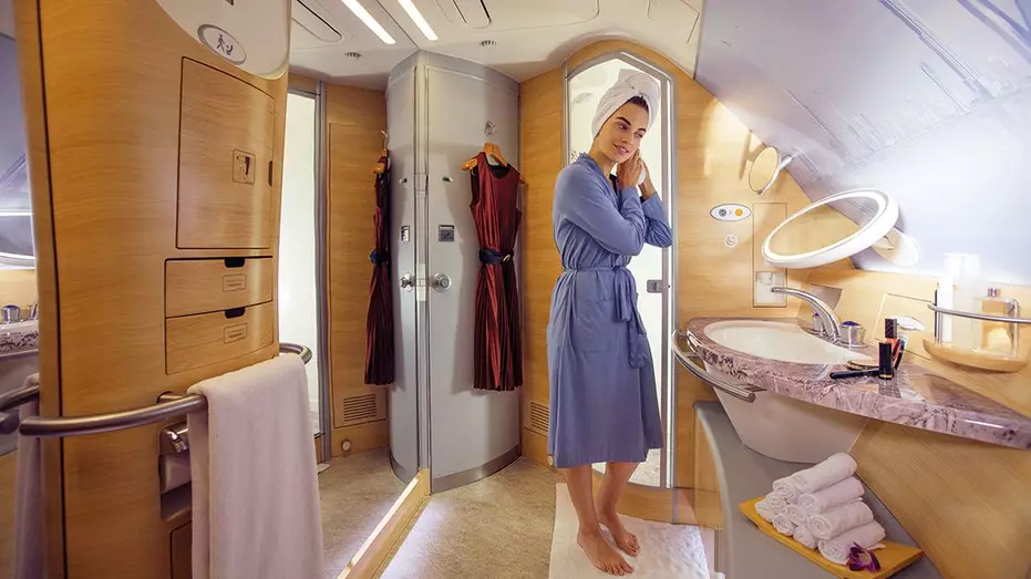 Крупная авиакомпания, по сообщениям, планирует установить частные ванные комнаты в первоклассных люксах, доводя роскошь до новой крайности.