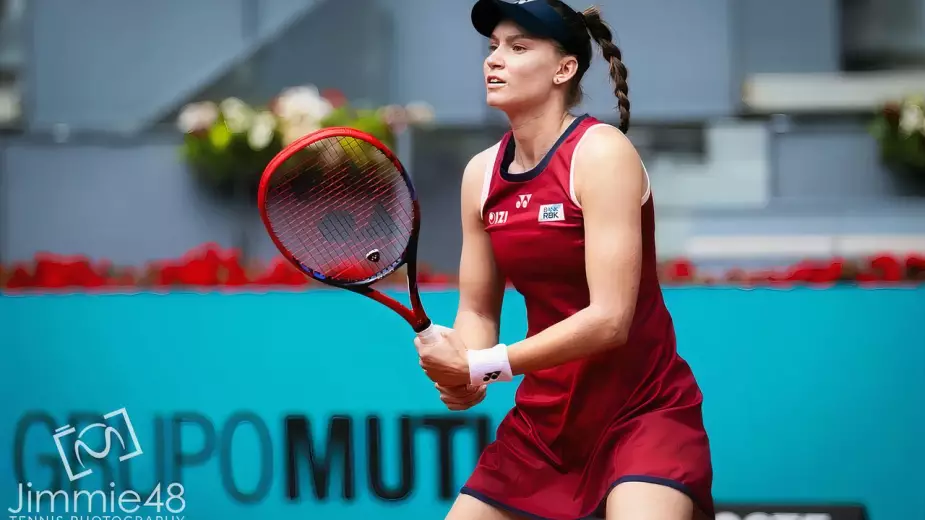 Елена Рыбакина вышла в 1/8 финала на турнире WTA 1000 в Мадриде. Безупречна на грунте в этом сезоне - 6:0 (ВИДЕО)