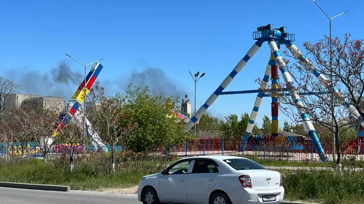 В парке Актау загорелась прокатная детская машинка
