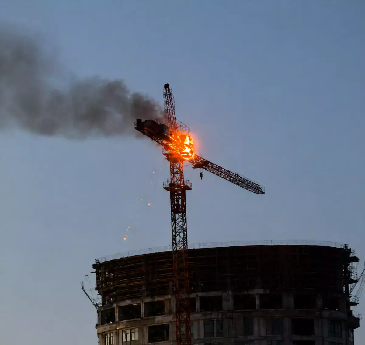 В Актау горел строительный кран - новости на Lada.kz 26.04.2026