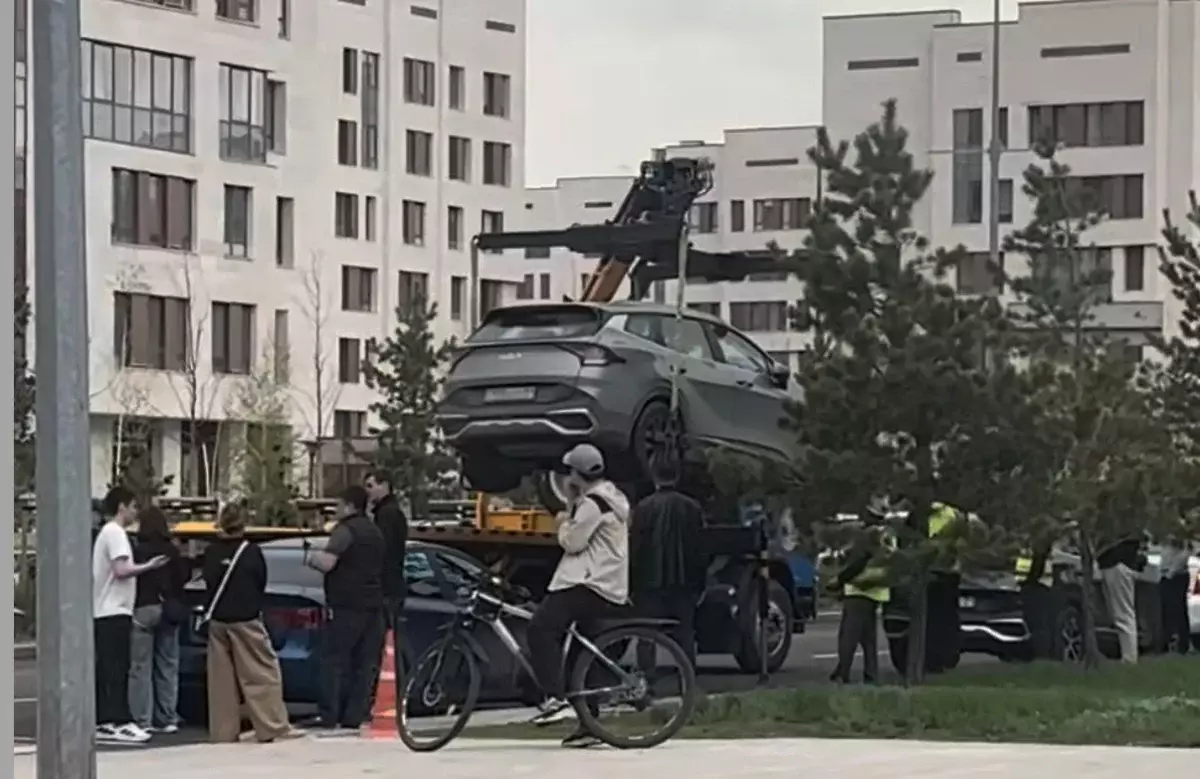 В районе «Меги» в Астане начали массово эвакуировать неправильно припаркованные авто