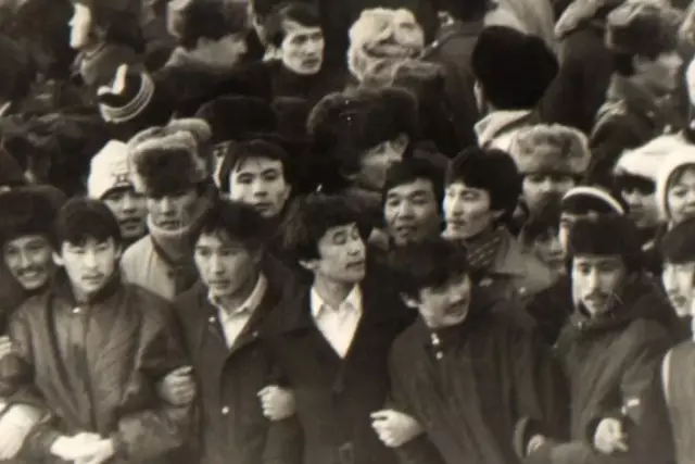 «Ақымақ», «мамбет», «ауылдан келгендер»: Желтоқсандықтарды қорлаған мұғалім жұмысынан айырылды