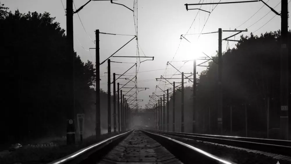 Бағаннан құлап қайтыс болды: “ҚТЖ“ қызметкерінің қызы тергеу қорытындысына келіспейтінін мәлімдеді