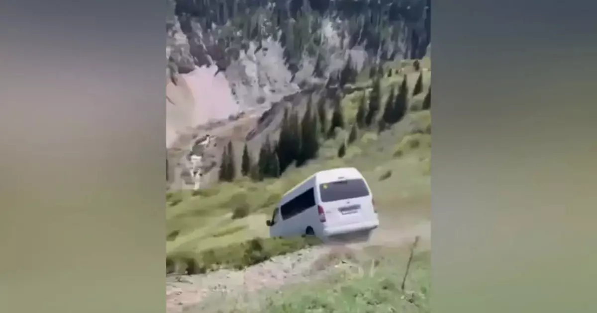  Көлсайда туристік автобус шатқалға құлап кетті 