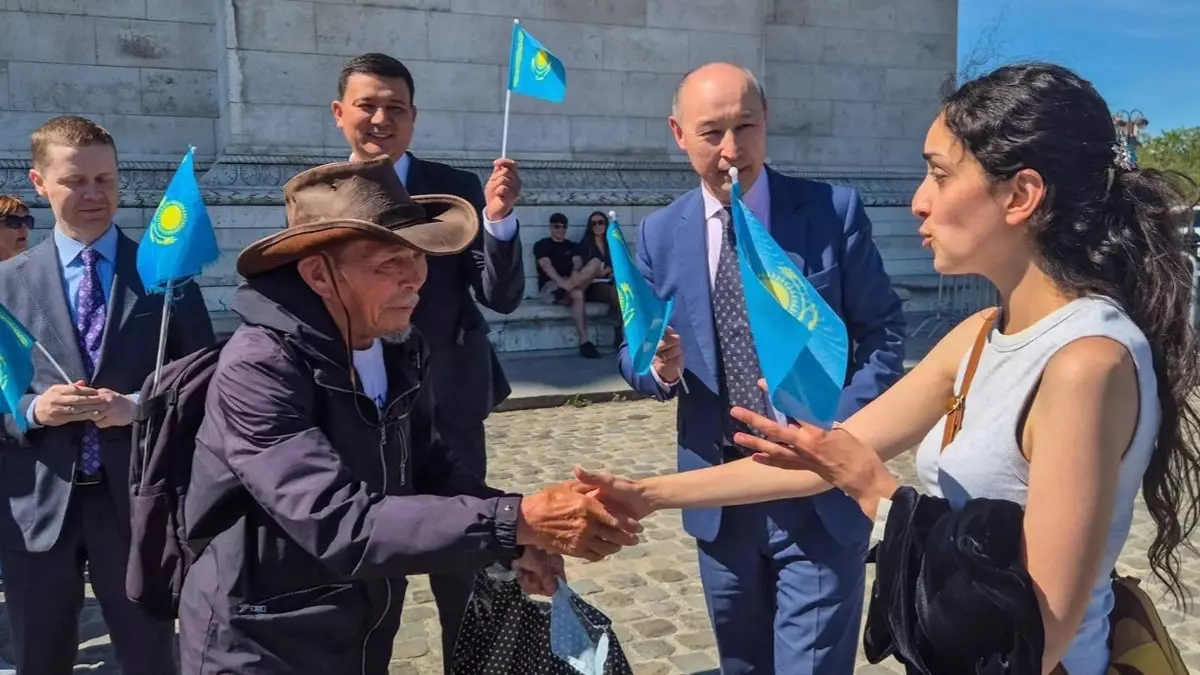 76 жастағы қазақстандық саяхатшы Парижге жаяу жетті