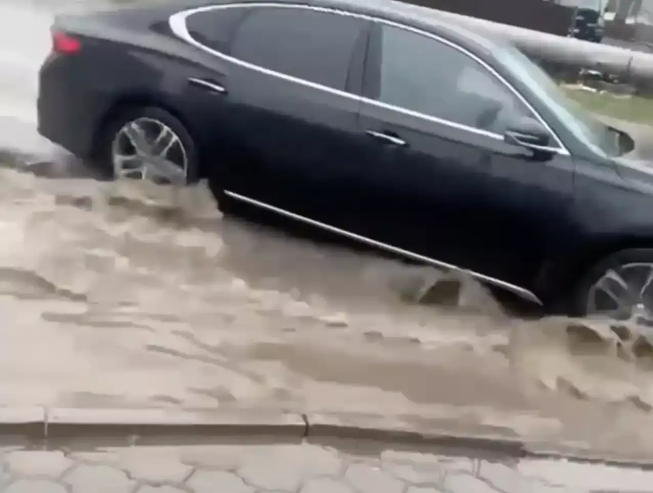 Көкшетау Венецияға айналған: орталық көшеде көлік суға батып жүр