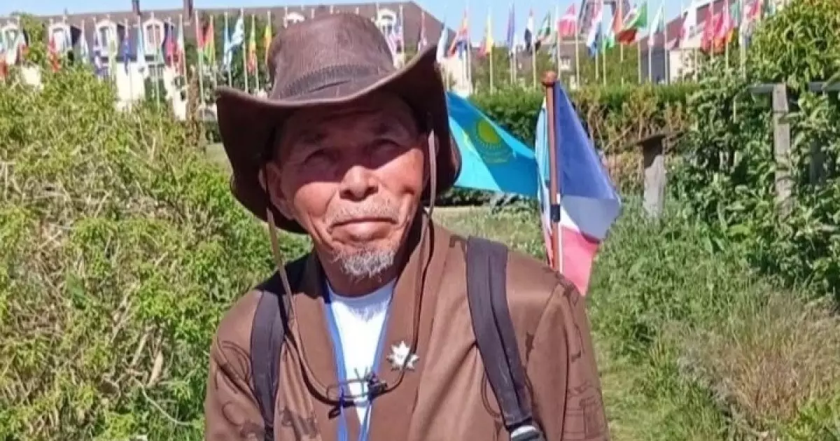  76 жастағы қазақстандық саяхатшы 3 мың шақырым жаяу жүріп, Парижге жетті 