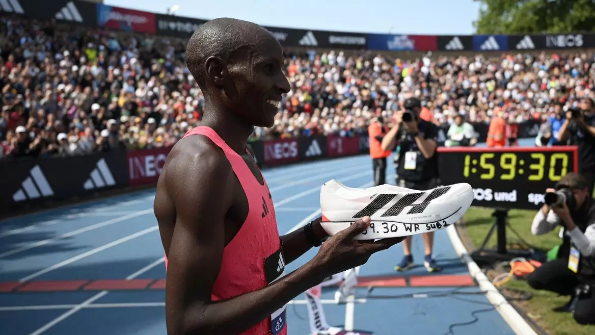 Человек пробежал марафон меньше, чем за два часа впервые в истории