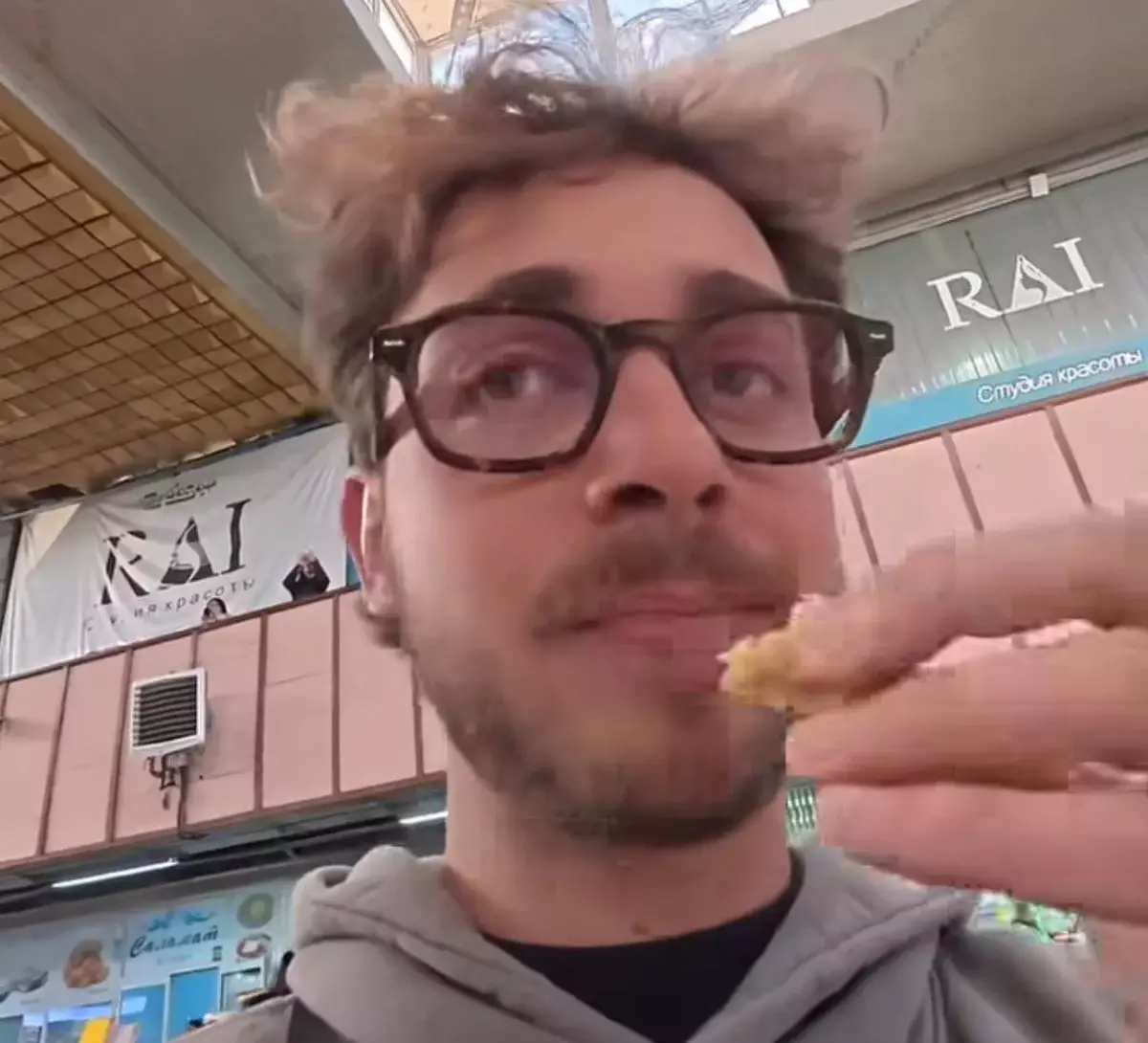 «Меня зовут Иримшик»: забавный диалог француза и продавщицы на рынке Алматы покорил Казнет