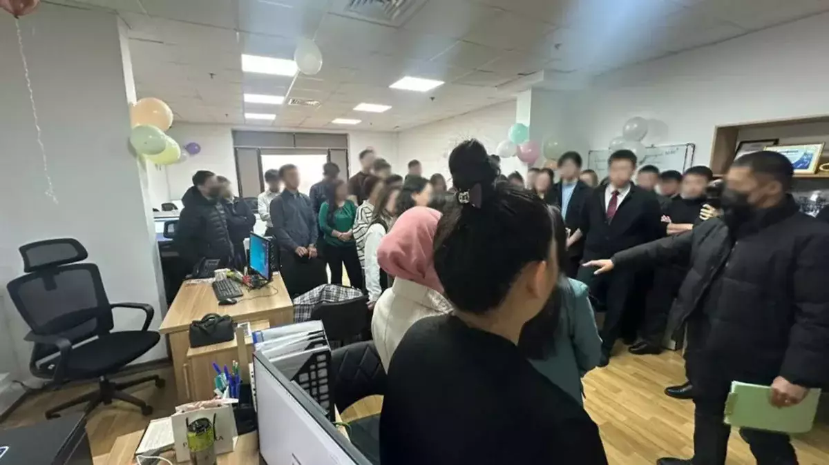 Азаматтардың жеке деректерін коллекторларға сатқан қылмыстық топ ұсталды