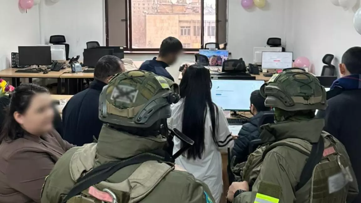 Арнайы операция: екі қалада қазақстандықтардың жеке дерегін сатып жүргендер анықталды