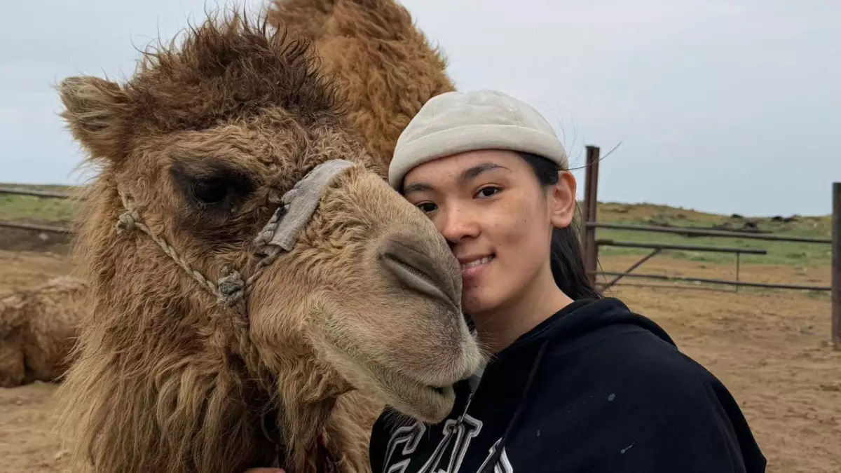 Выбрала не город, а степь: как девушка-верблюдовод популяризирует сельскую жизнь