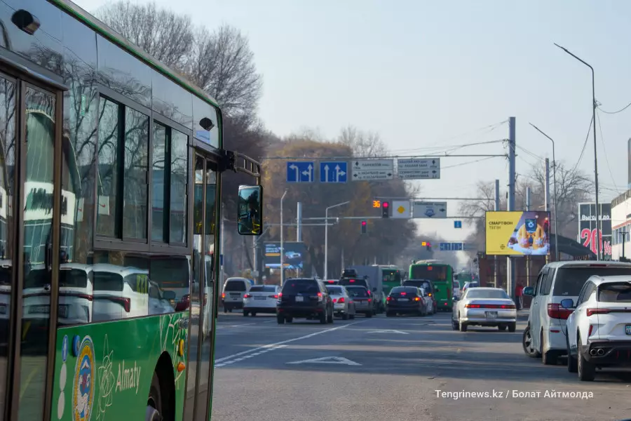 Алматыда ер адам автобуста тосын әрекет жасап, қызды шошытқан