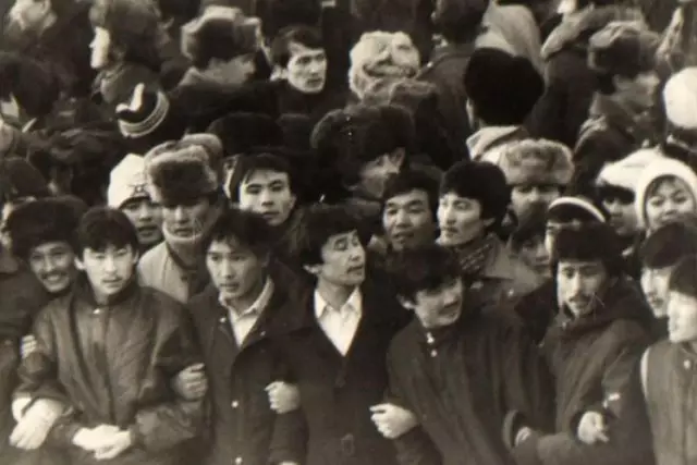 «Маскүнемдер, ақымақтар, ауылдан шыққан, мамбет-арамзалар»: Желтоқсаншыларды қорлаған әйел полицияға жеткізілді