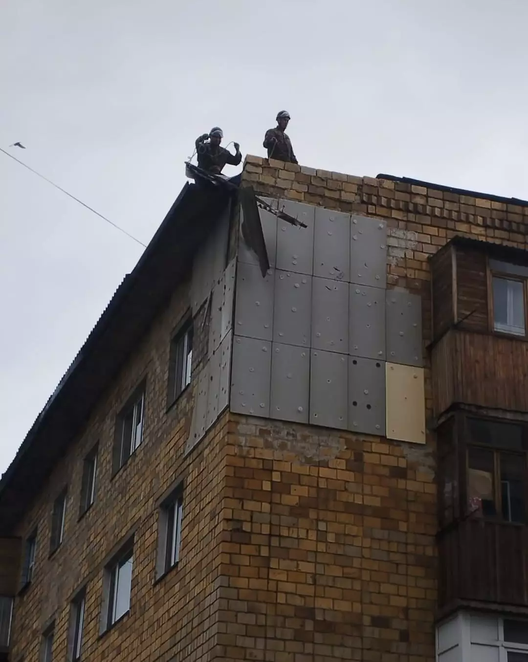 Қарағанды облысында қатты желден мектеп шатыры ұшып, мұржа құлаған (ВИДЕО)