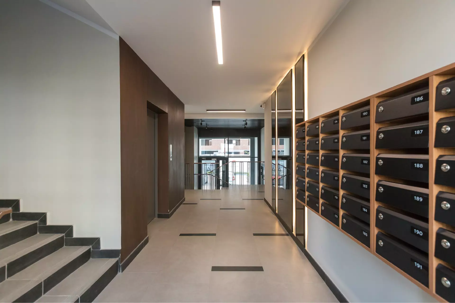 «Жасанды интеллект деп қалдым»: подъезде жайылған дастархан желі қолданушыларын күлдірді