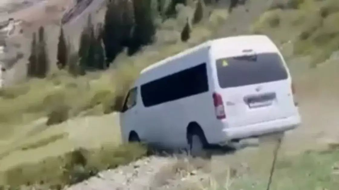 Көлсайда микроавтобус шатқалға құлады