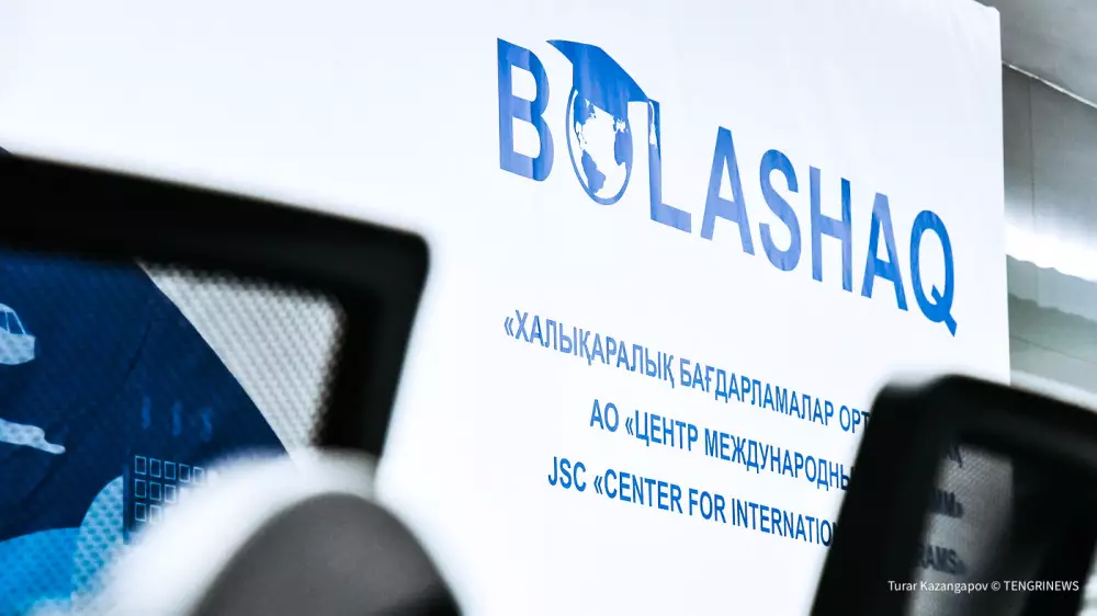 “Кімнің балалары тегін оқып жүр?!“: Базарбек “болашақтықтардың“ аты-жөнін жариялауды талап етті