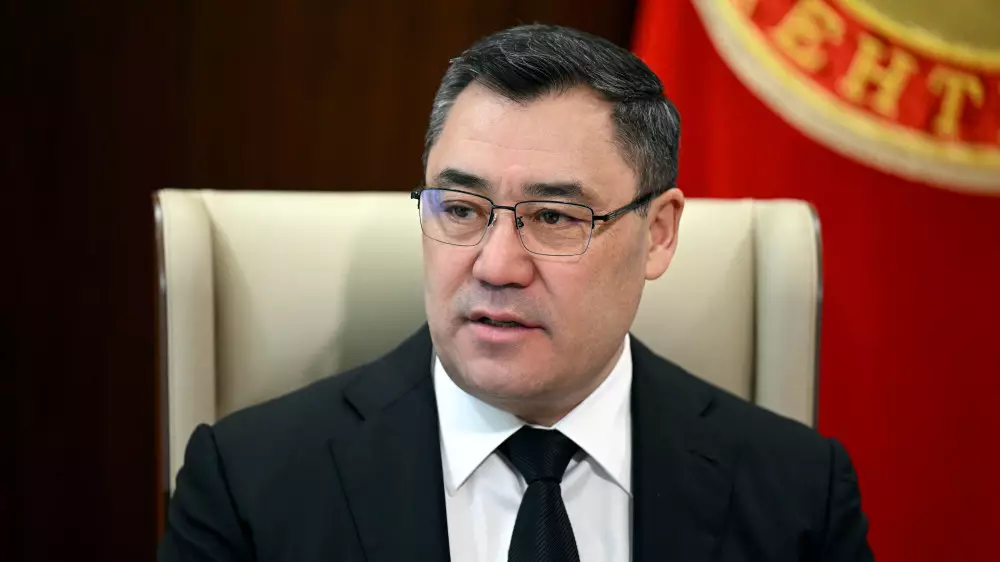 “1000 пайызға өтірік“: Қырғызстан президенті туған ағасы және алтынға қатысты жанжал туралы айтты