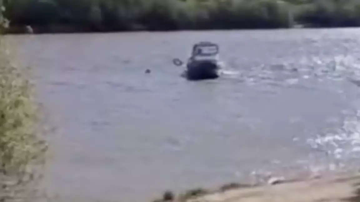 Атырауда көпірден өзенге секірген қыз құтқарылды