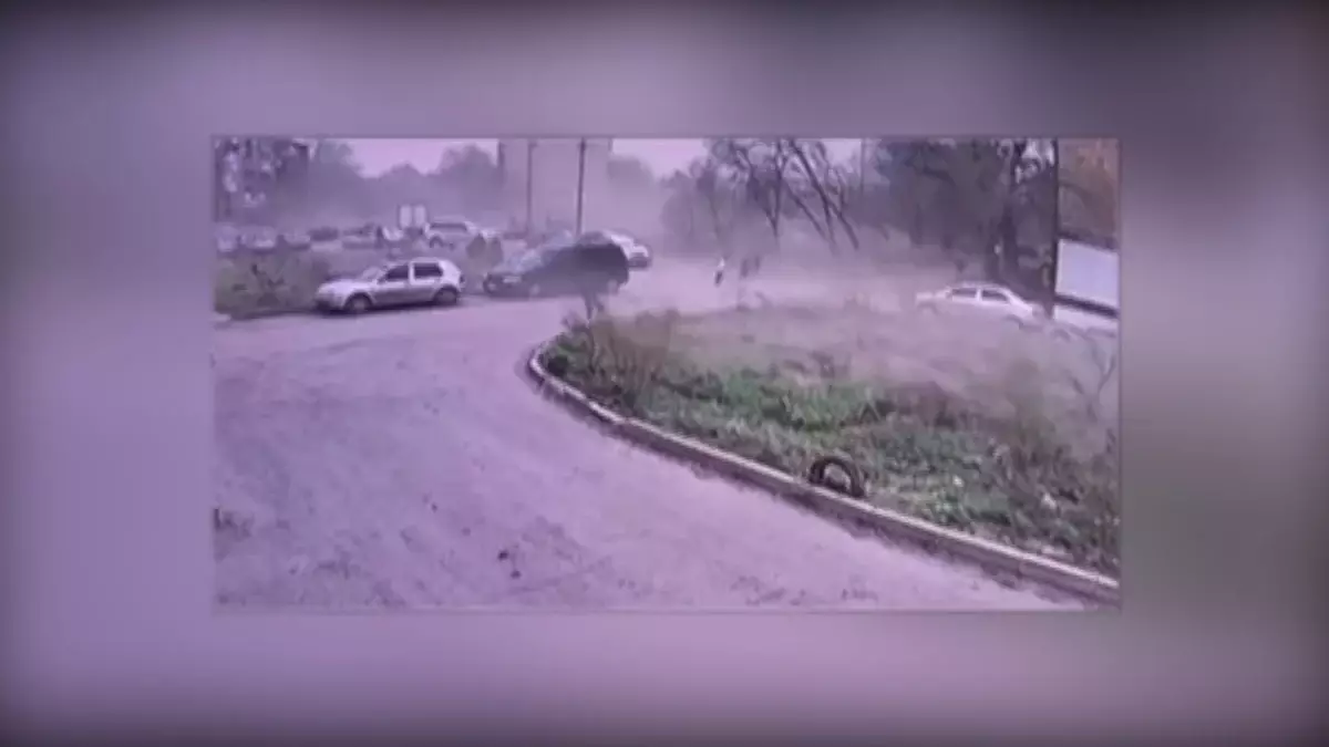 Дауыл салдары: Қарағандыда тұрғын үйлердің шатыры бүлінді