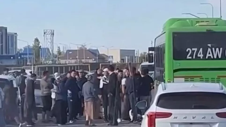 Атырауда 8 жасар баланы автобус басып кетті