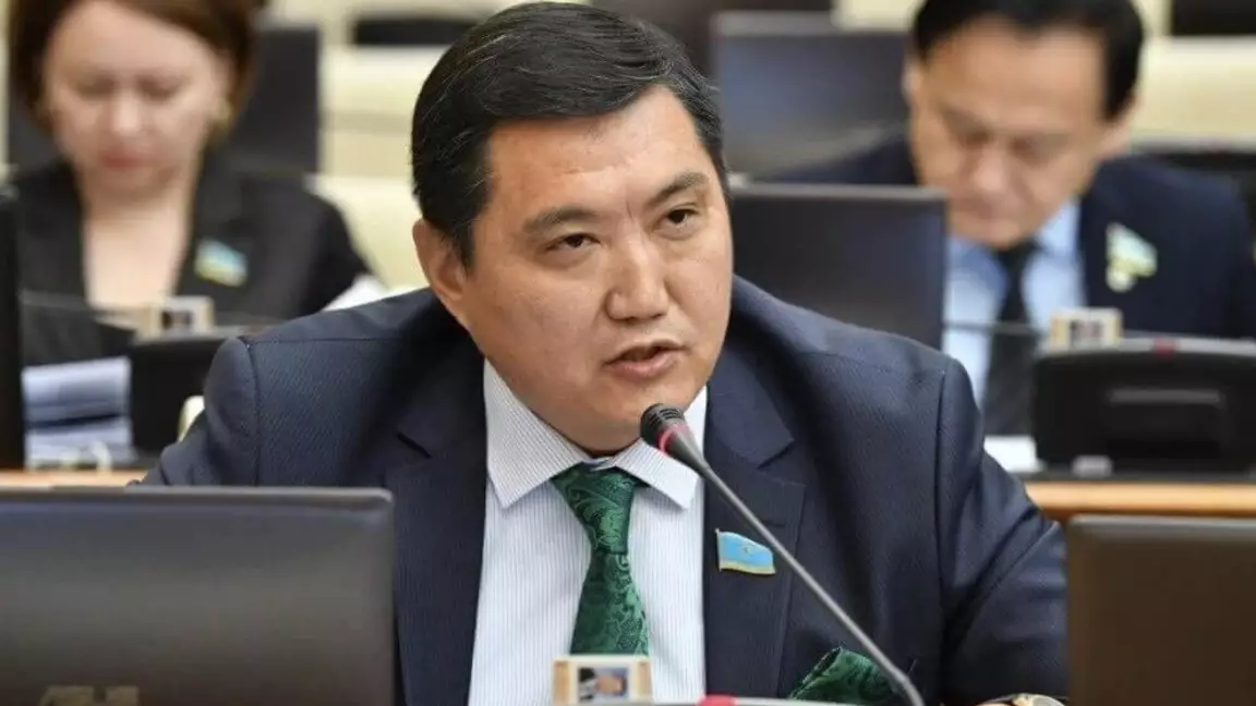 Бақытжан Базарбек "Болашақ" грантын алғандардың тізімін жариялауды талап етті