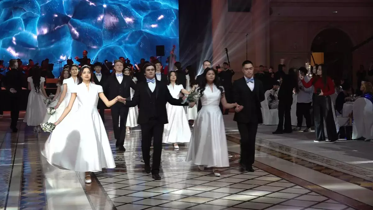 Вена балы: қайырымдылық іс-шарасына 300-ге жуық адам қатысты