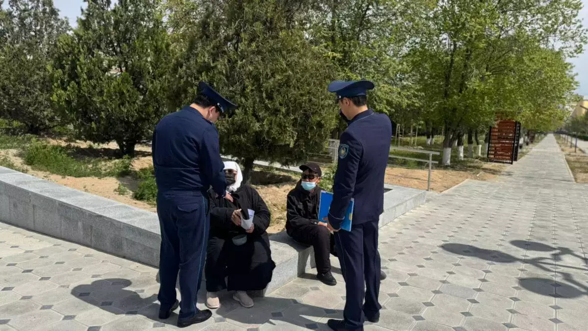 Маңғыстауда полицейлер тұрғындарға бет-әлпетті жабуға қатысты заң талаптарын түсіндірді