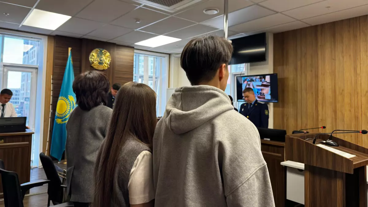 Блогер Жанабылов пен Төлегеноваға сот үкімі шықты