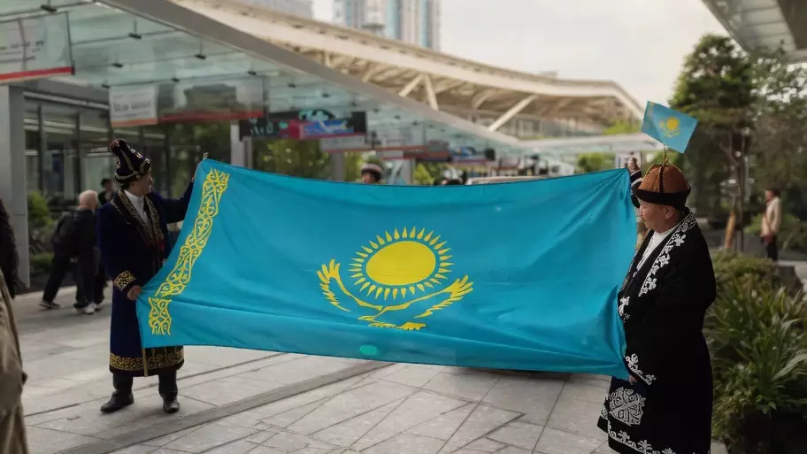 Токио төрінде қазақ туы желбіреді: Жапонияда ауқымды этно-парад өтті