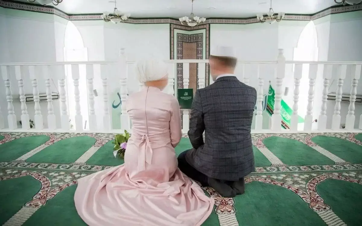 В Бишкеке мужчины вышли на акцию с требованием смягчить наказание за многоженство