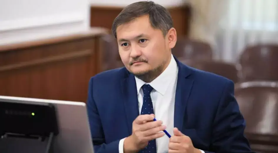 Мұғалімдердің 70%-ы әлі дайын емес: министр ЖИ-сыз білім беру тоқырайды деді