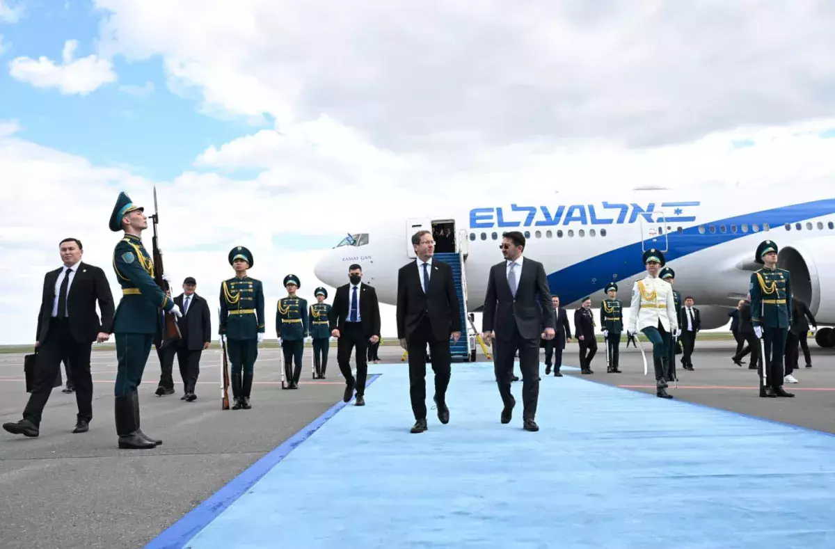 Президент Израиля прибыл в Казахстан с официальным визитом.