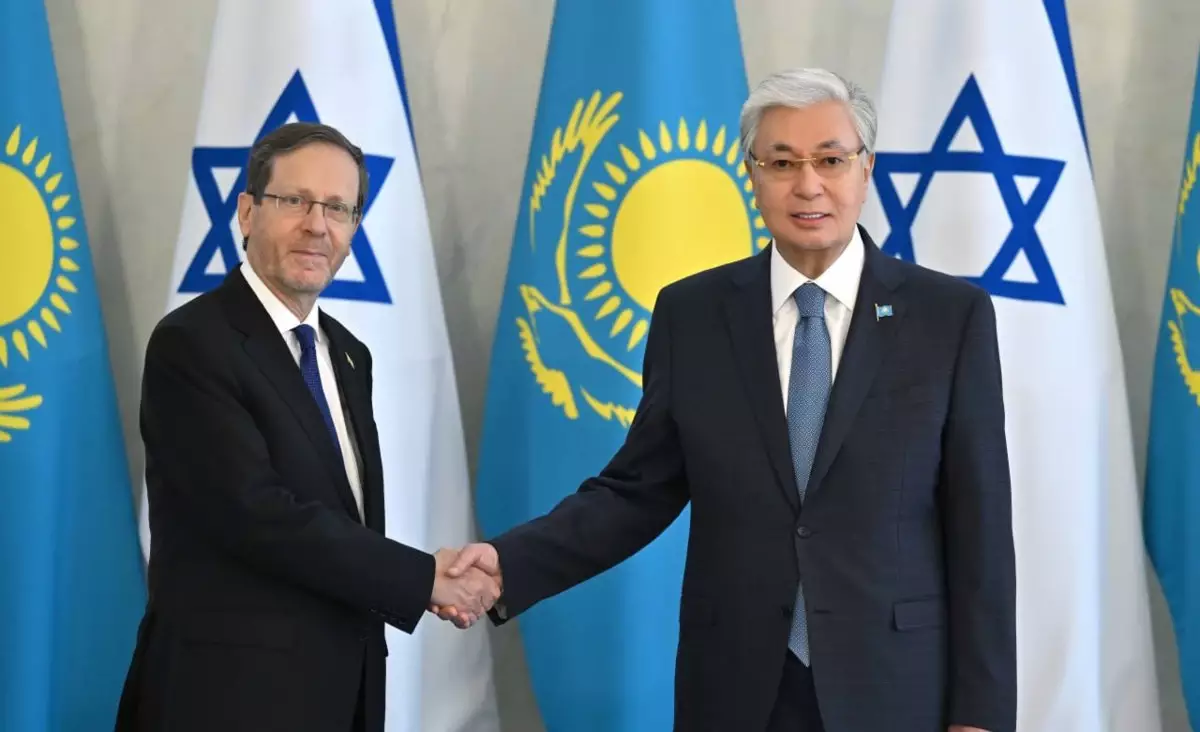 Тоқаев Қазақстанға ресми сапармен келген Израиль президентін қарсы алып, келіссөз жүргізді