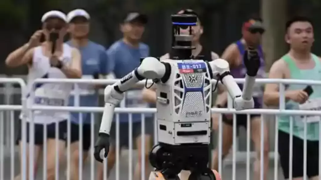 Роботтар адамнан оза алды ма? Бейжіңдегі тарихи жарыс