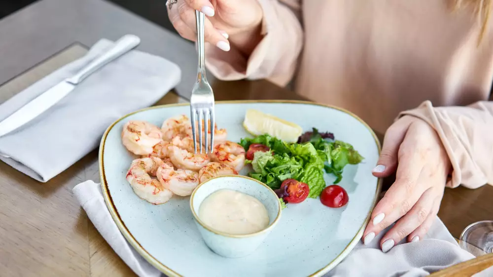 Мейрамхана мен дәмханаға өз тамағыңмен кіруге бола ма? Заңгер түсіндірді