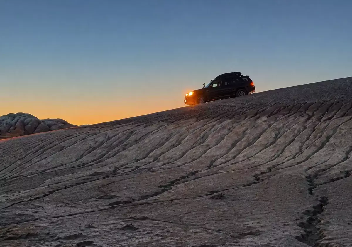 «Им закон не писан»: внедорожники разрушают «Тирамису» в Мангистау - новости на Lada.kz 27.04.2026