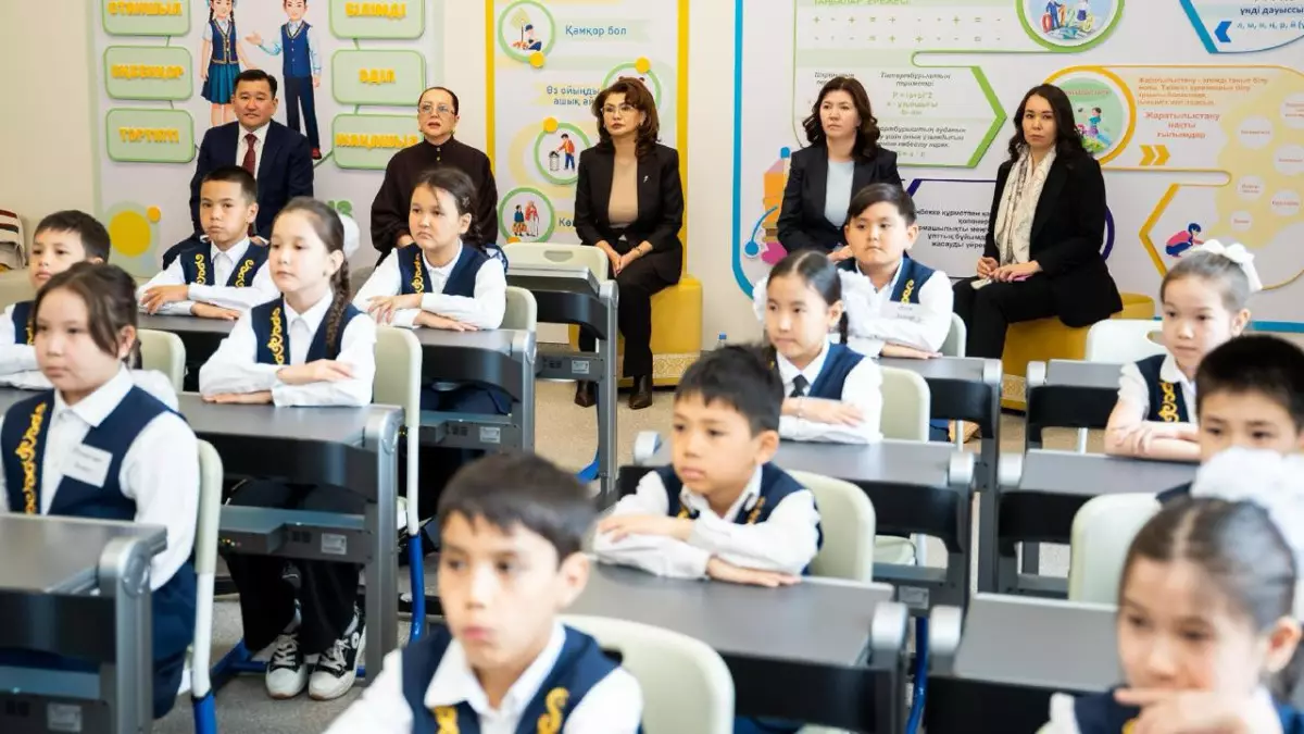 Аида Балаева ознакомилась с проектом TopIQ Smart Class в столичной школе