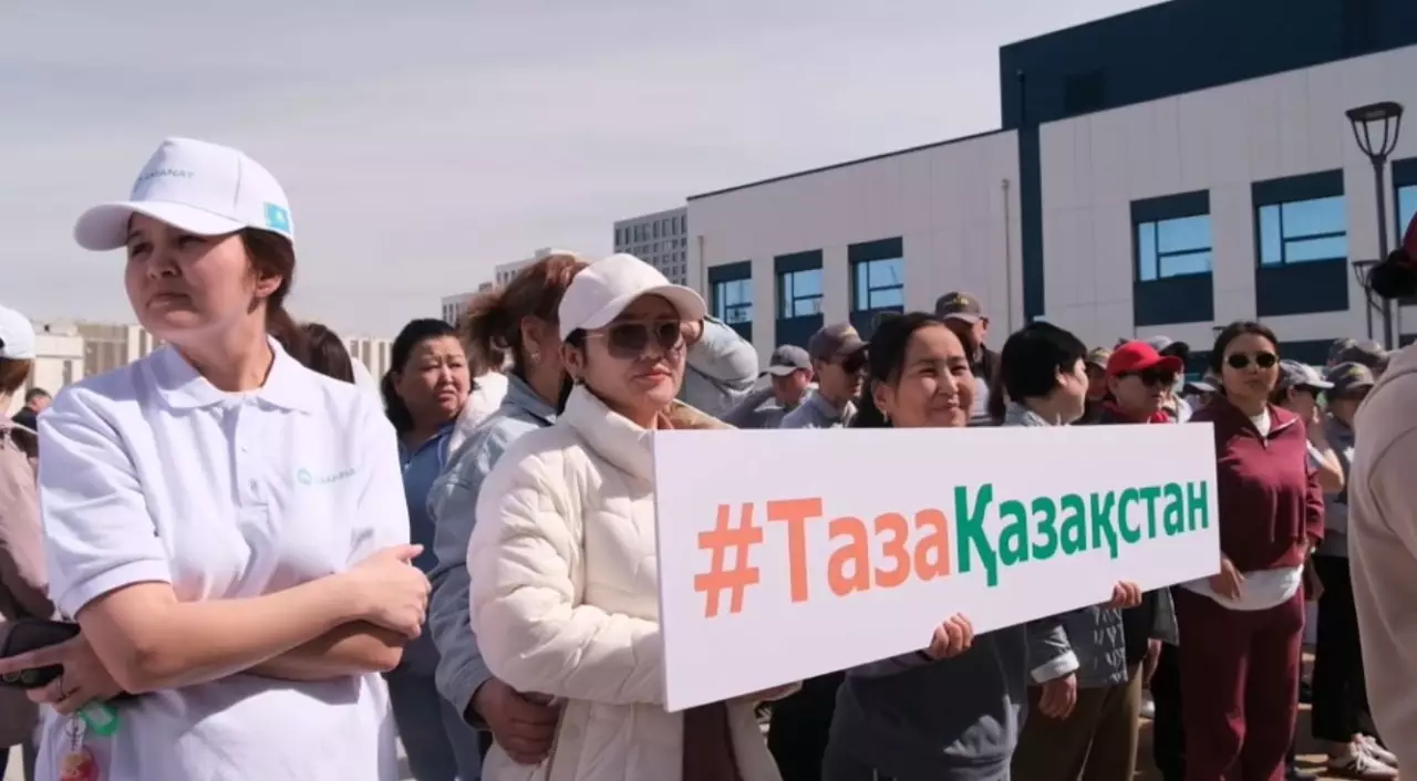 Дәрігерлер мен студенттер сенбілікке шықты