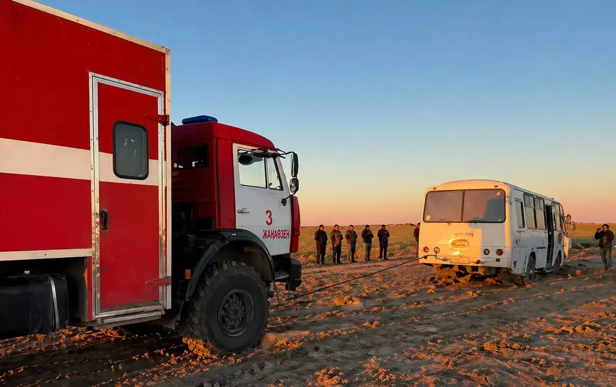 Застряли в степи: люди оказались в грязевой ловушке в Мангистау - новости на Lada.kz 27.04.2026