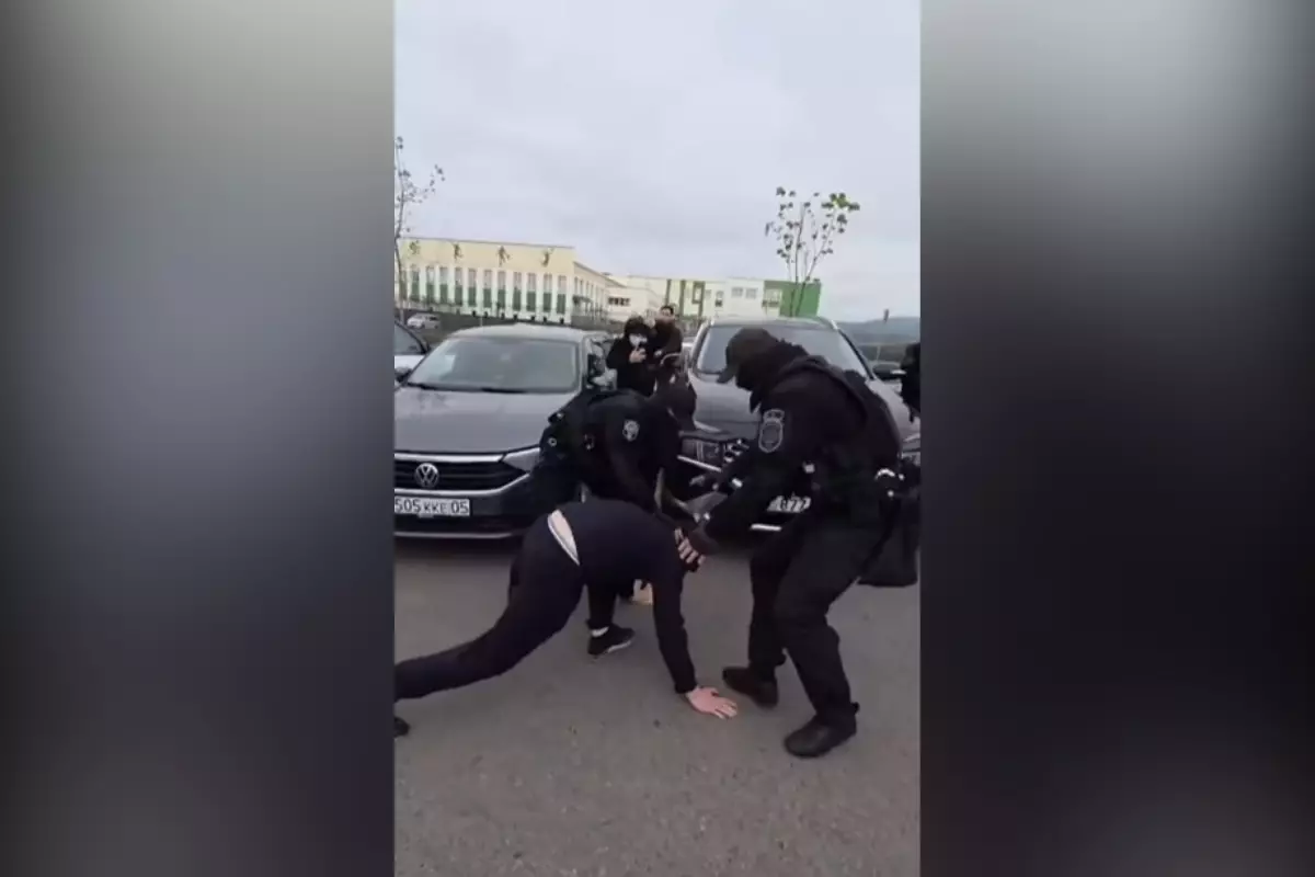 Заманили, ранили ножом и вывезли в горы: в Алматинской области задержали группу вымогателей