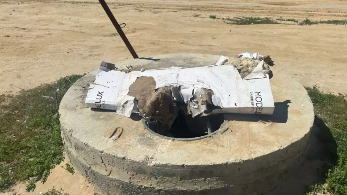 Беті картонмен жабылған: Ақтауда кішкентай бала кәріз құдығына құлап кетті