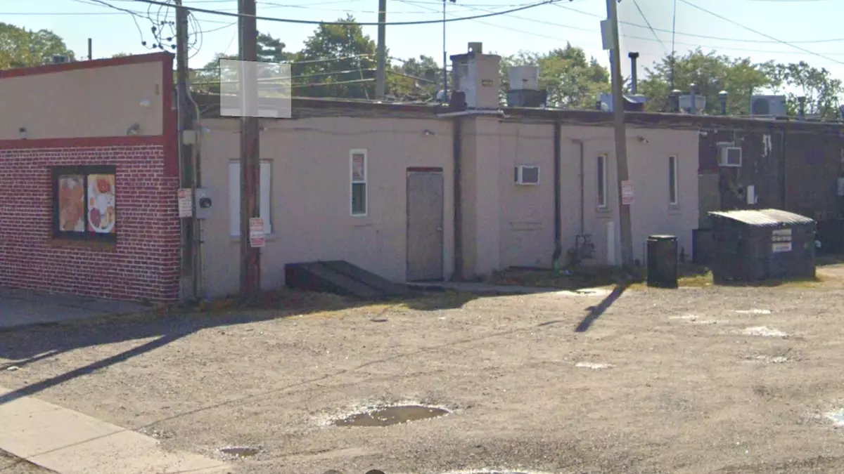 Нелегальный мигрант, обвиняемый в изнасиловании женщины у мусорного контейнера в Нью-Йорке, был пойман в автобусе в Техасе при попытке бежать к южной границе, сообщает прокуратура.