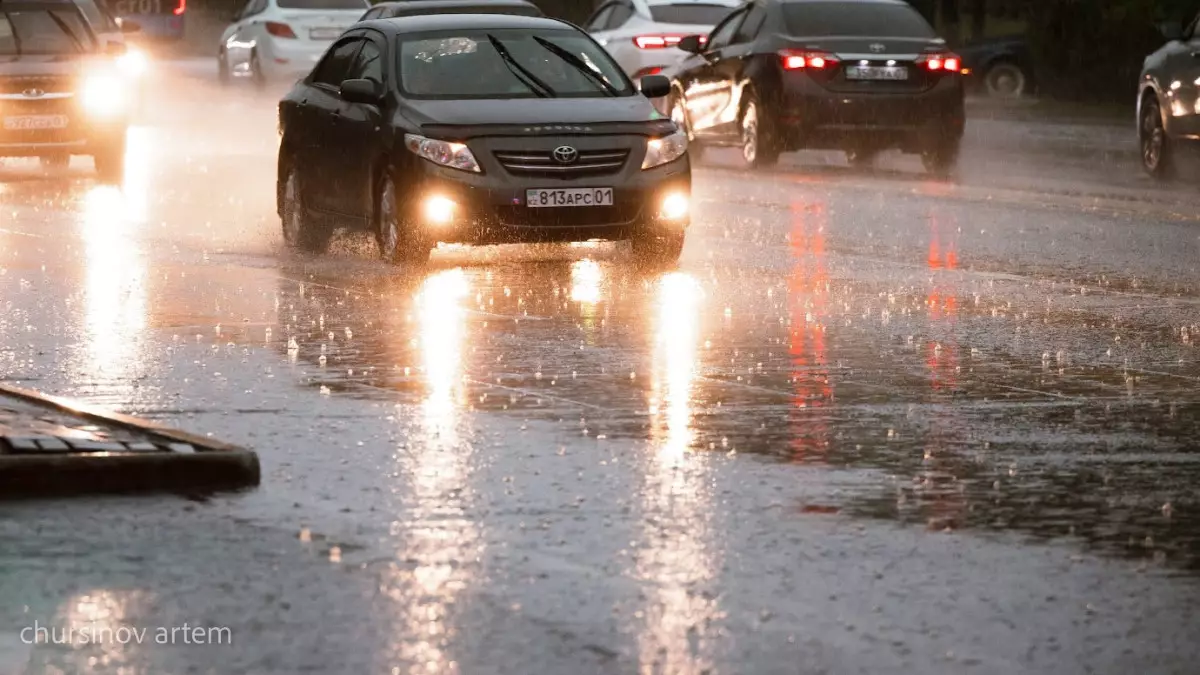 Аяз, жаңбыр, найзағай: Бірнеше өңірде дауылды ескерту жарияланды
